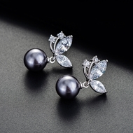 Picture of Good Quality Swarovski Element Pearl Fashion Stud Earrings