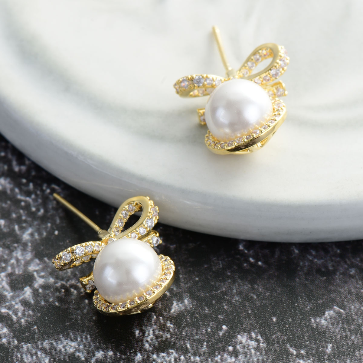 Orecchini Pendenti Donna In Acciaio Inox Con CZ &ndash; Colore Argento &ndash; Buyless Fashion