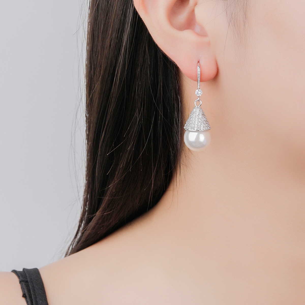 Charming White Luxury Dangle Earrings As a Gift
