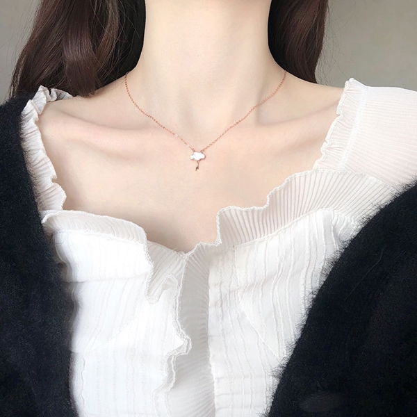 Picture of Recommended White Shell Pendant Necklace from Top Designer