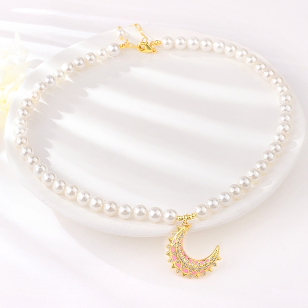 Picture of Beautiful Artificial Pearl Gold Plated Short Chain Necklace